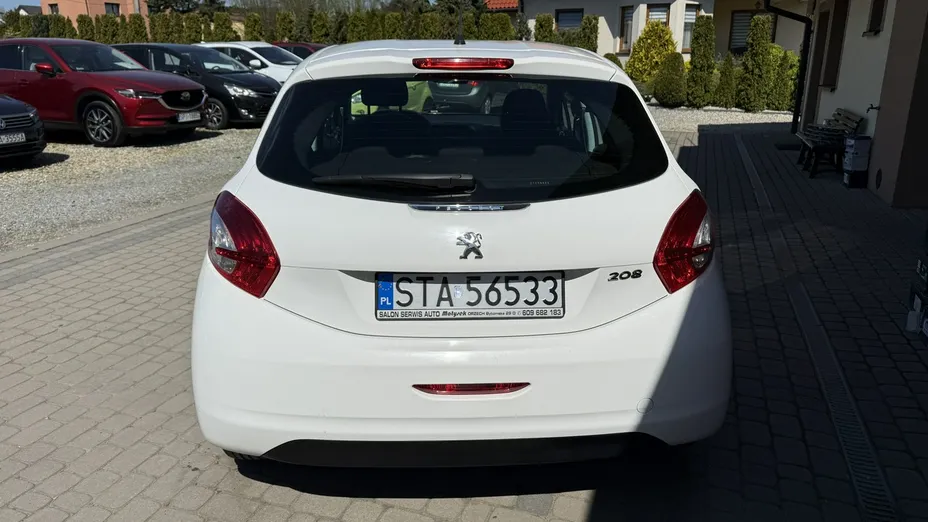 PEUGEOT 208 -