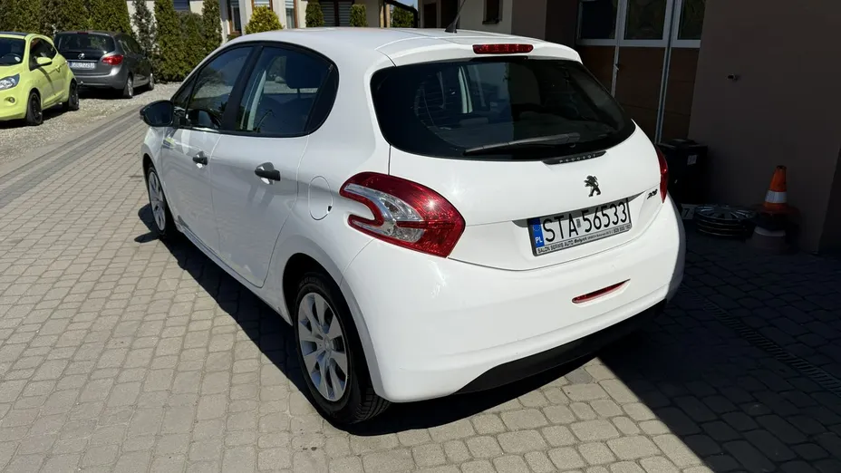 PEUGEOT 208 -