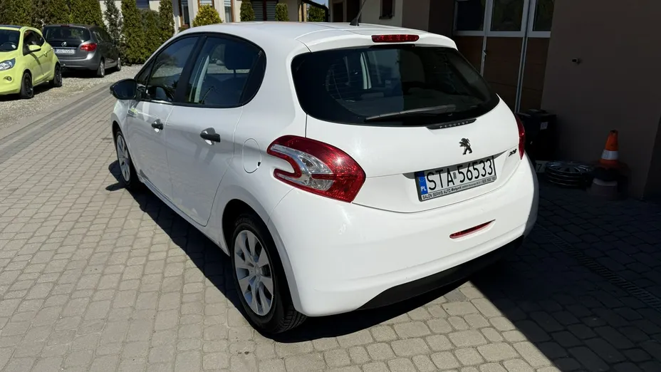 PEUGEOT 208 -