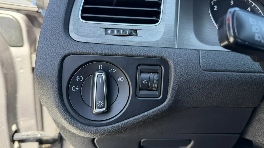VOLKSWAGEN Golf -