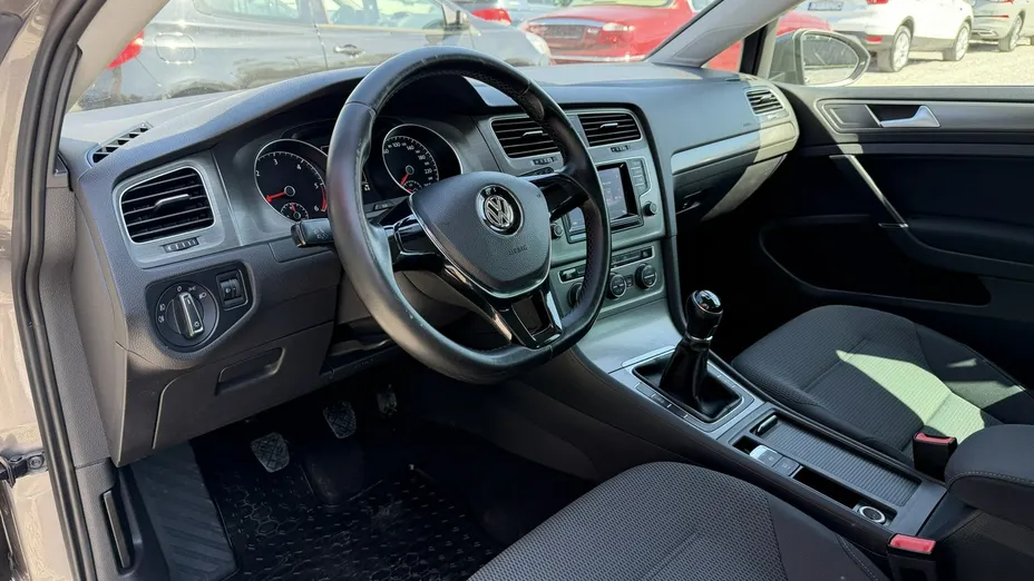 VOLKSWAGEN Golf -