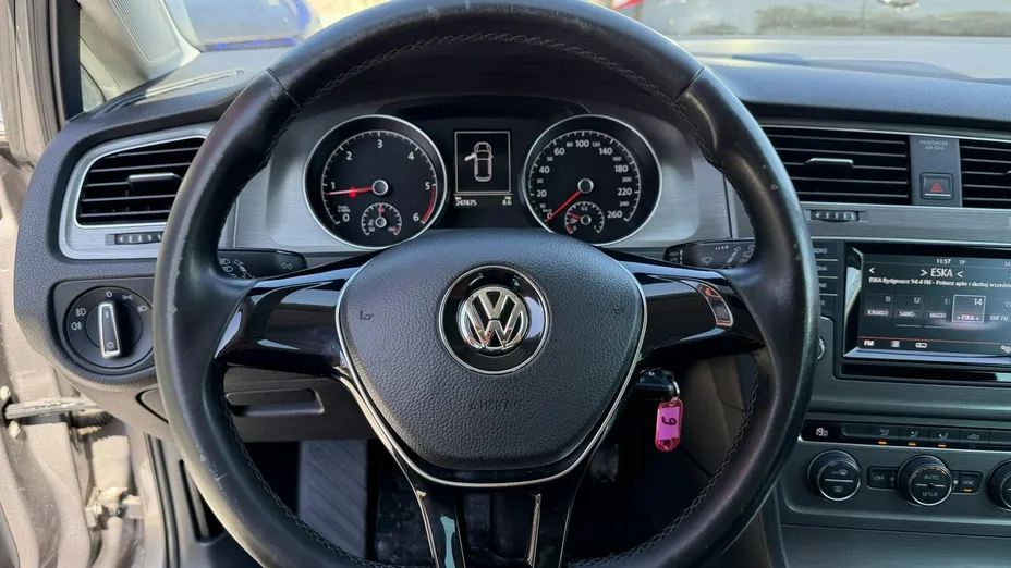 VOLKSWAGEN Golf -