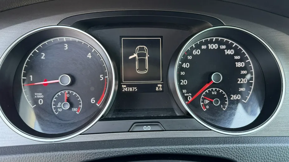 VOLKSWAGEN Golf -