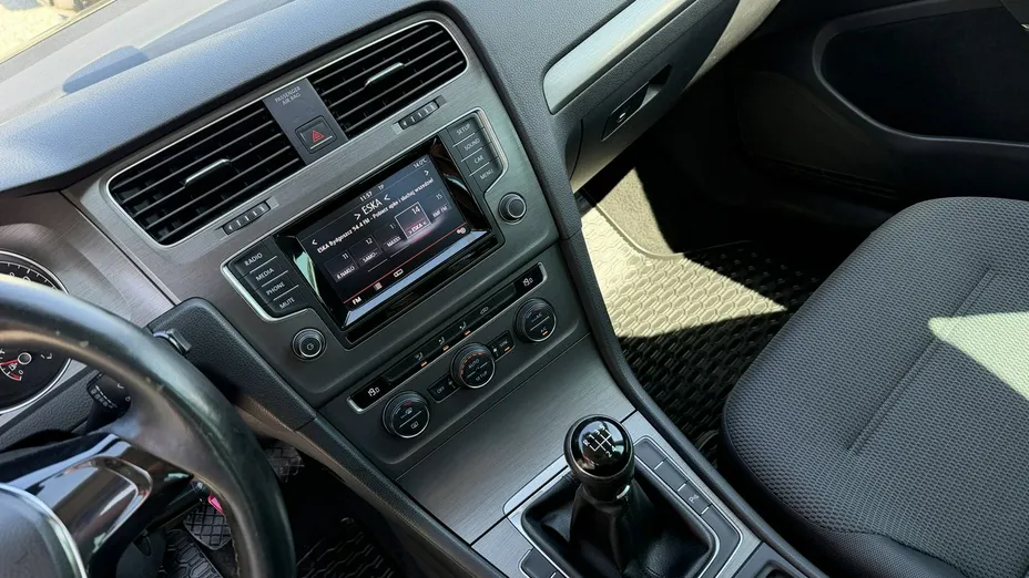 VOLKSWAGEN Golf -