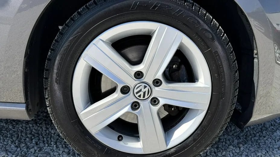 VOLKSWAGEN Golf -