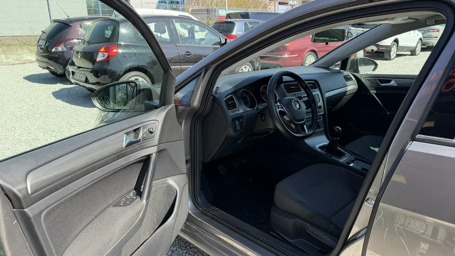 VOLKSWAGEN Golf -