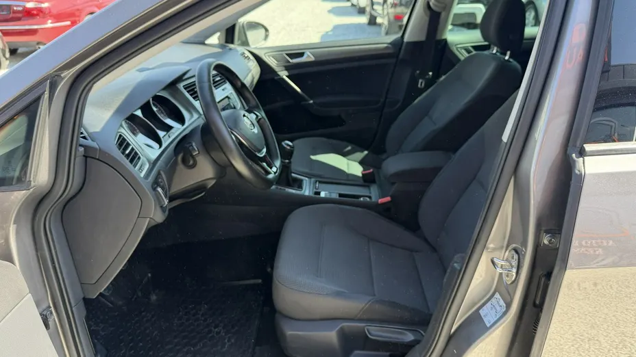 VOLKSWAGEN Golf -