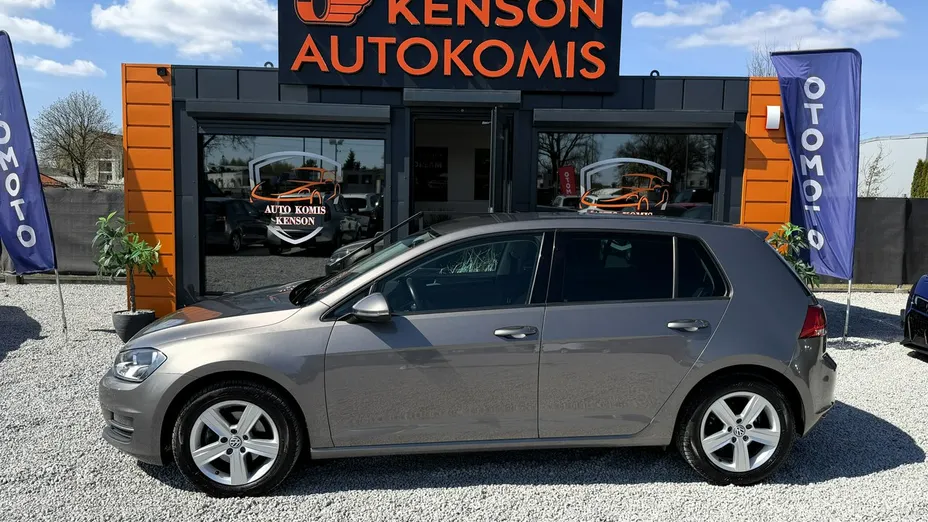 VOLKSWAGEN Golf -