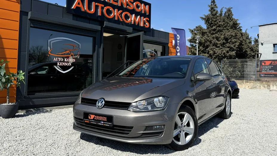 VOLKSWAGEN Golf -