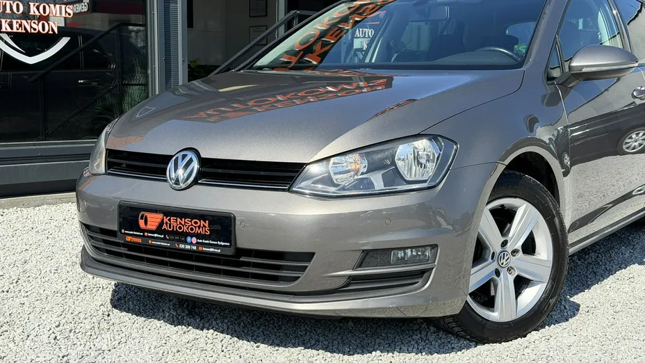VOLKSWAGEN Golf -