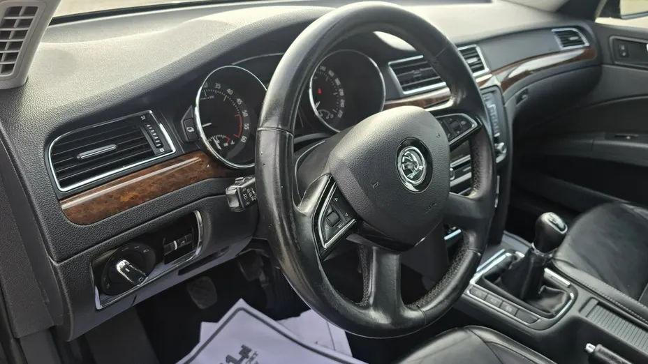 SKODA Superb -