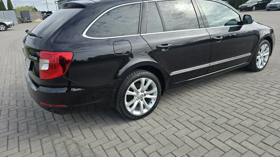 SKODA Superb -
