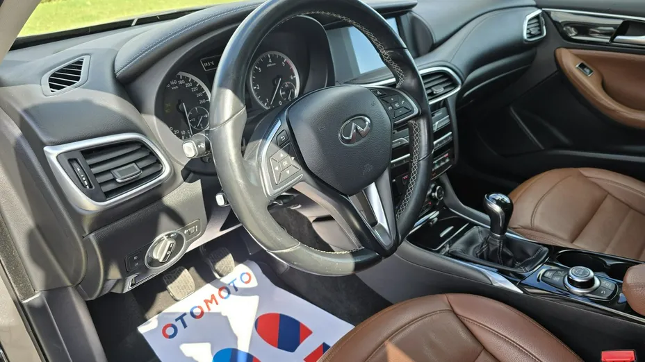 INFINITI Q30 -