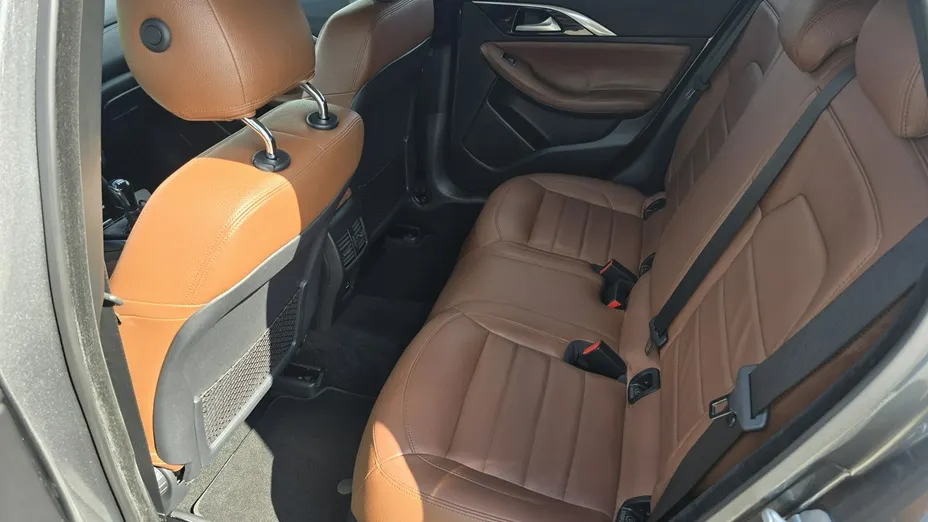 INFINITI Q30 -