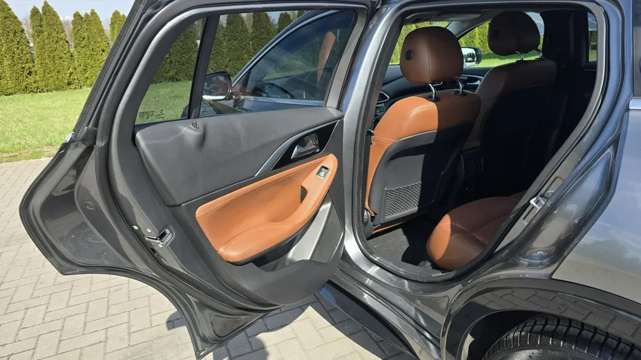 INFINITI Q30 -