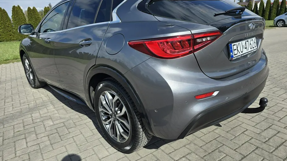 INFINITI Q30 -