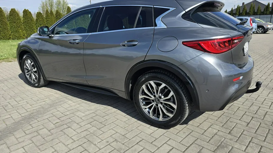 INFINITI Q30 -