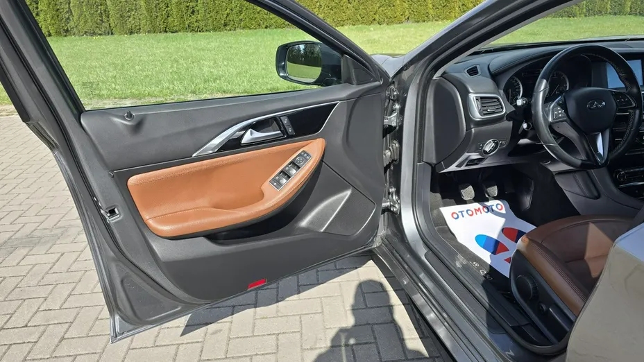 INFINITI Q30 -