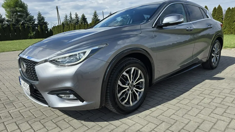 INFINITI Q30 -