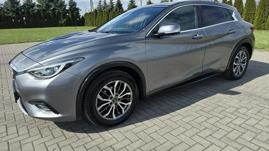INFINITI Q30 -
