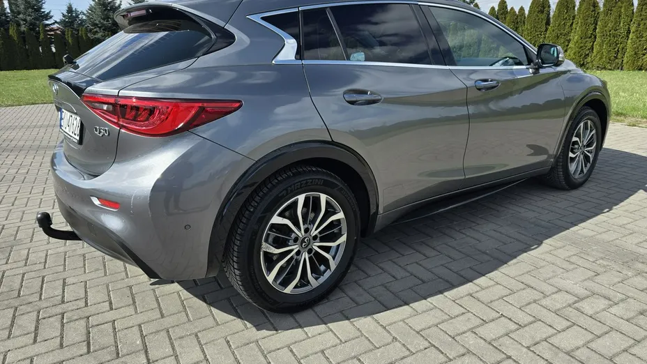 INFINITI Q30 -