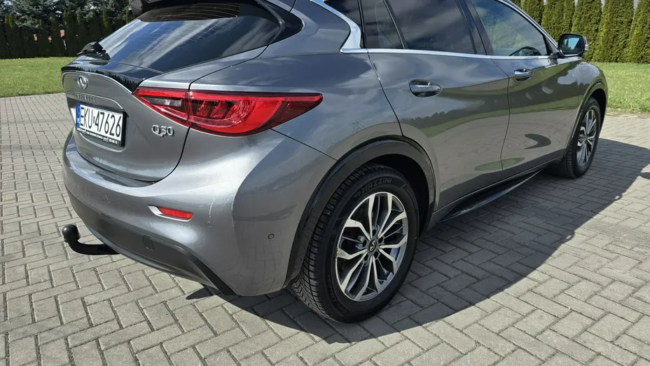 INFINITI Q30 -