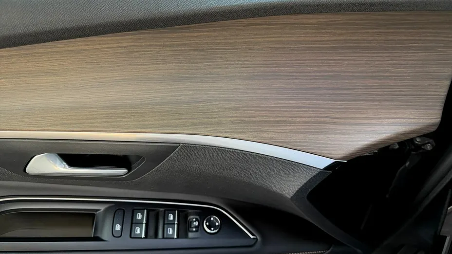 PEUGEOT 5008 -