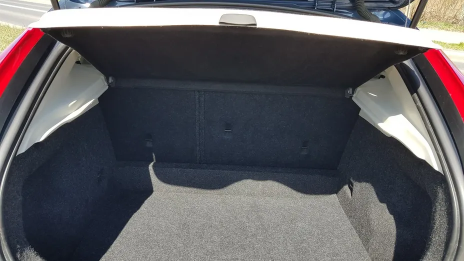 VOLVO V40 -