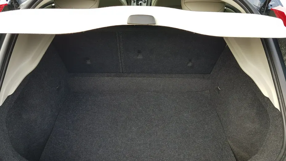 VOLVO V40 -