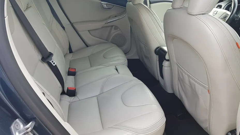 VOLVO V40 -