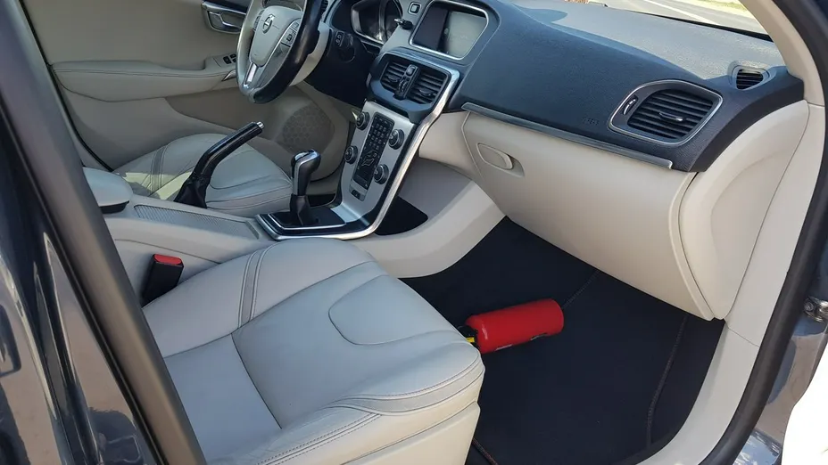 VOLVO V40 -