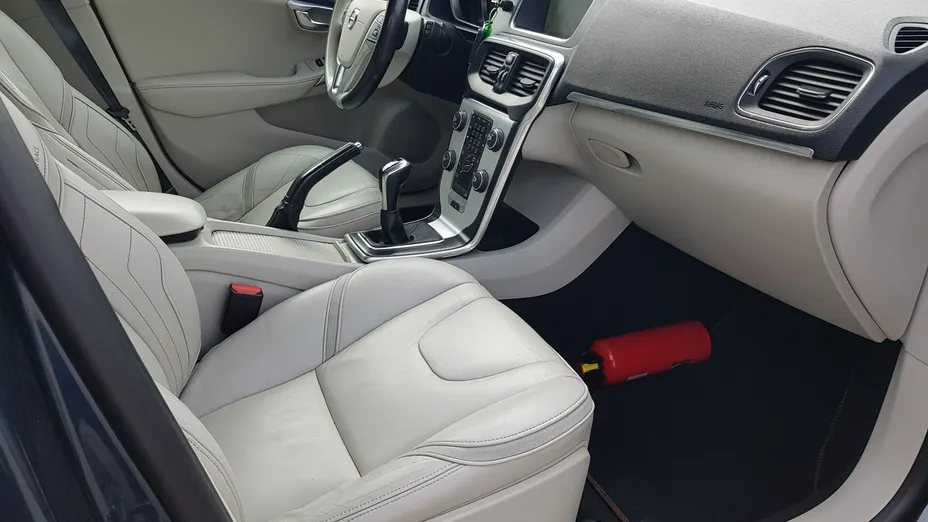 VOLVO V40 -