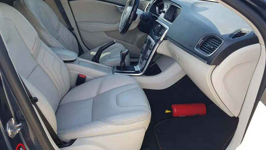 VOLVO V40 -