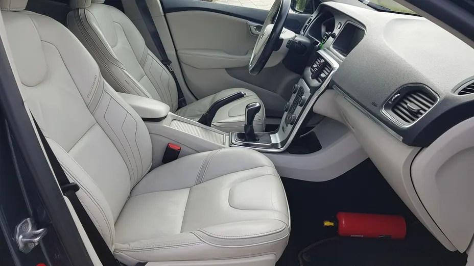 VOLVO V40 -