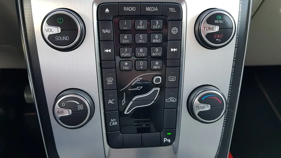 VOLVO V40 -