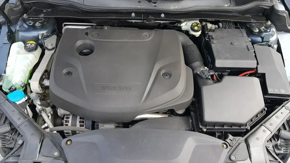 VOLVO V40 -