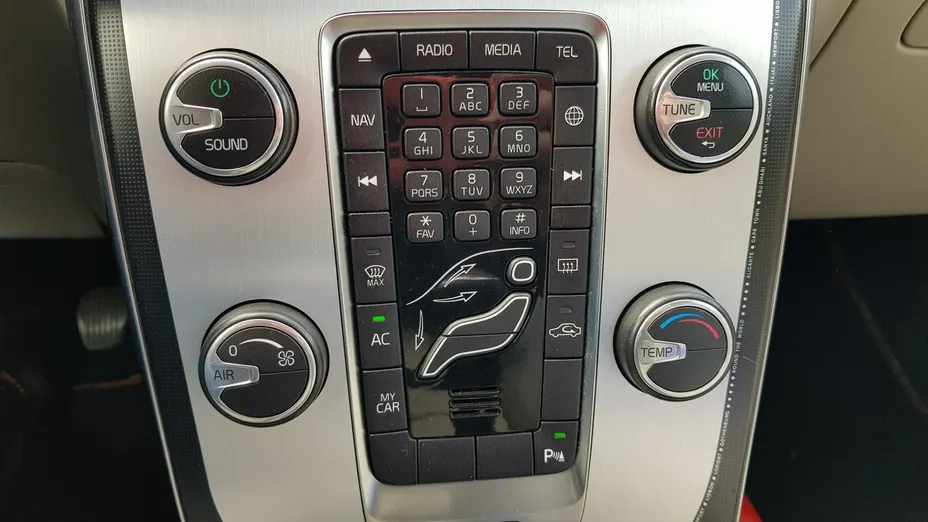 VOLVO V40 -
