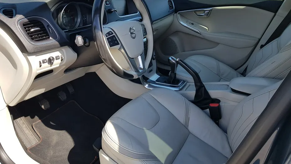 VOLVO V40 -