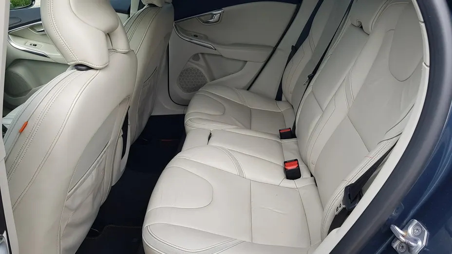 VOLVO V40 -