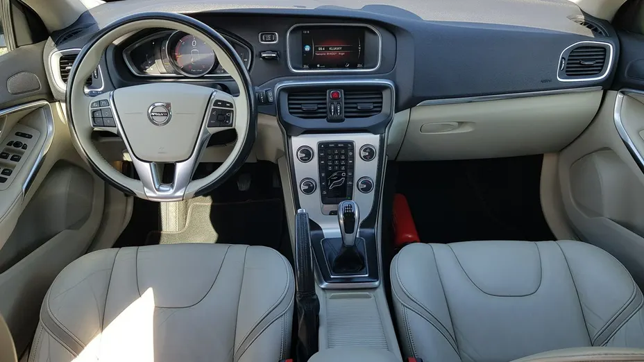 VOLVO V40 -
