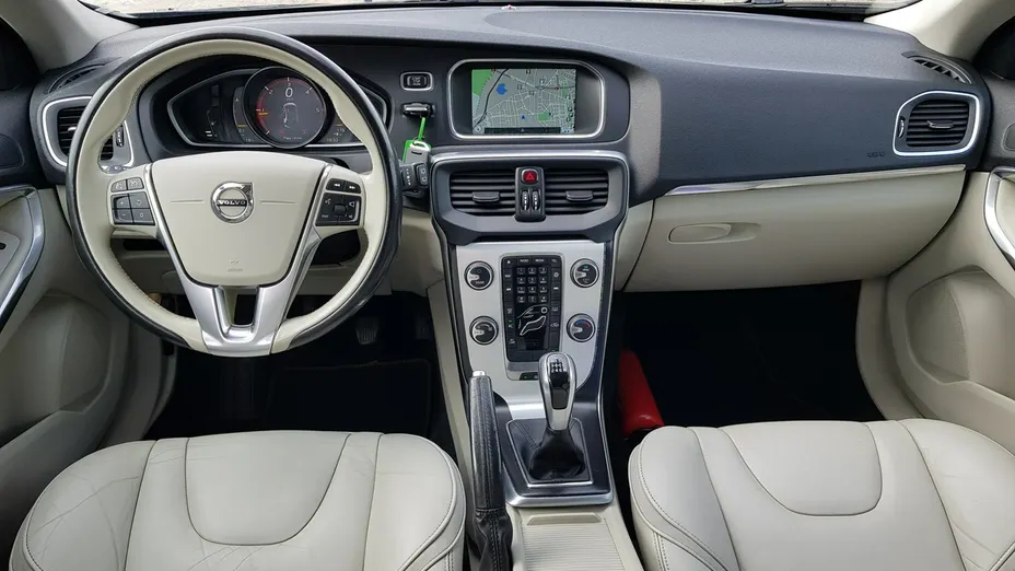 VOLVO V40 -