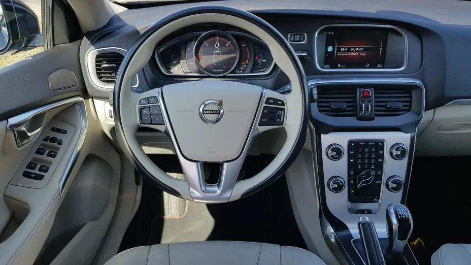 VOLVO V40 -