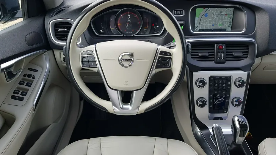 VOLVO V40 -