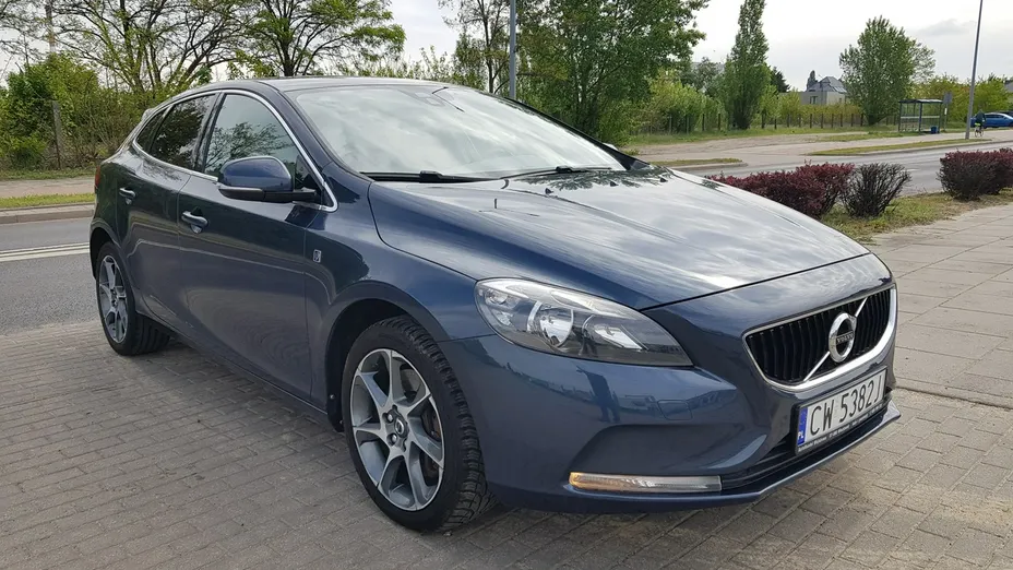 VOLVO V40 -