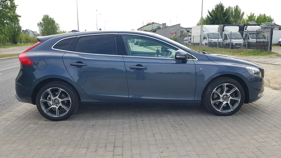 VOLVO V40 -