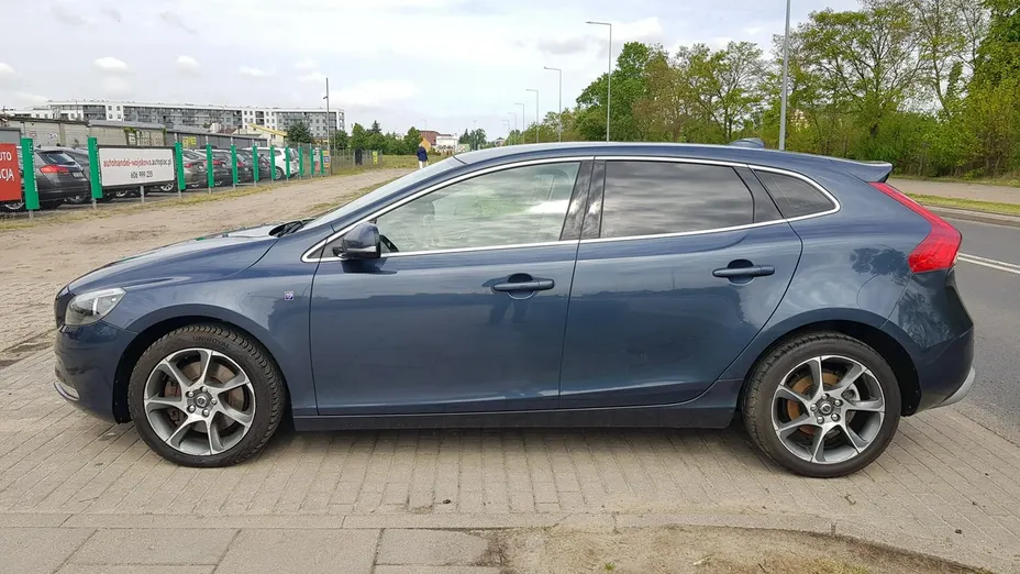 VOLVO V40 -