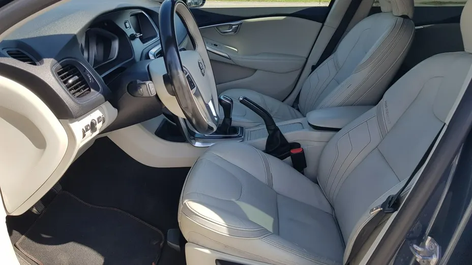 VOLVO V40 -