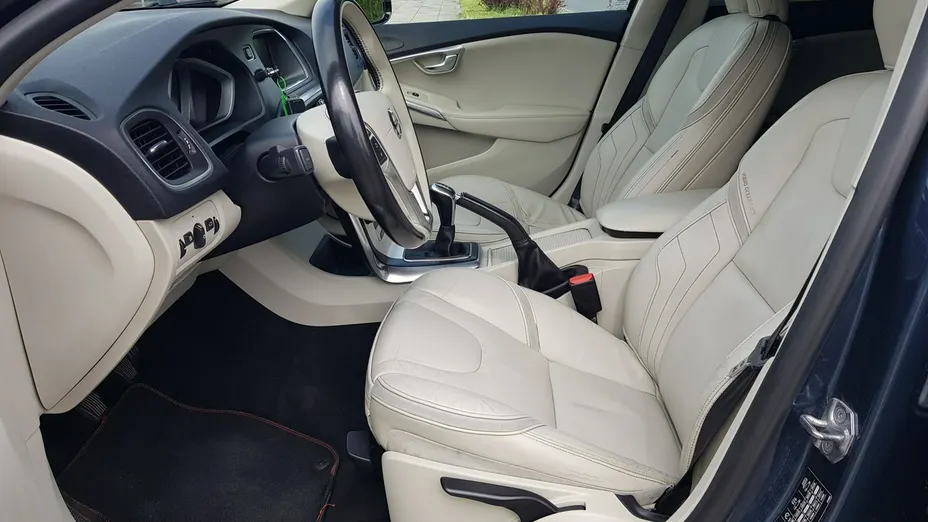 VOLVO V40 -