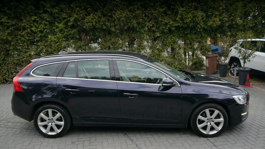 VOLVO V60 -
