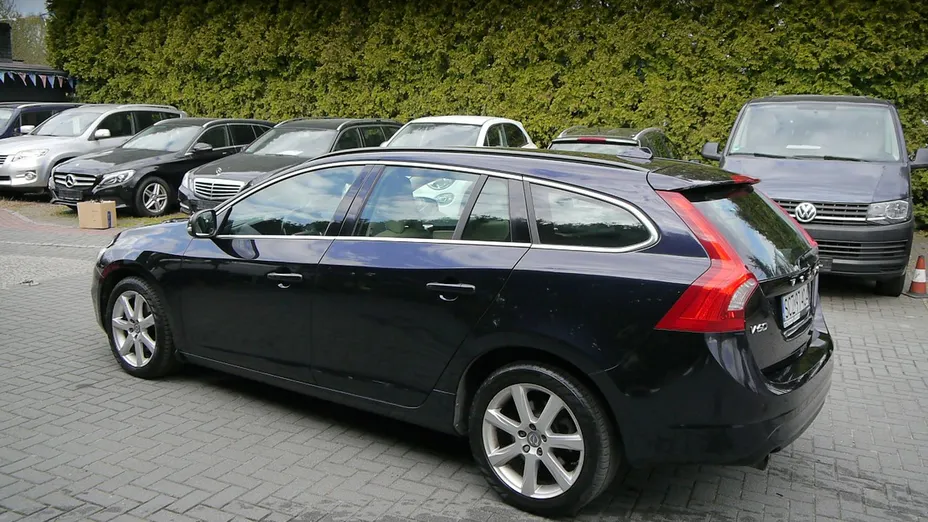 VOLVO V60 -